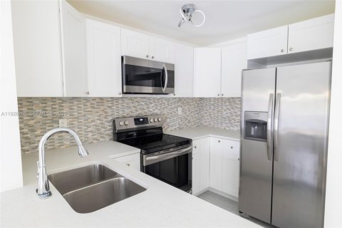 Condo in Miami, Florida, 1 bedroom  № 1989653 - photo 2