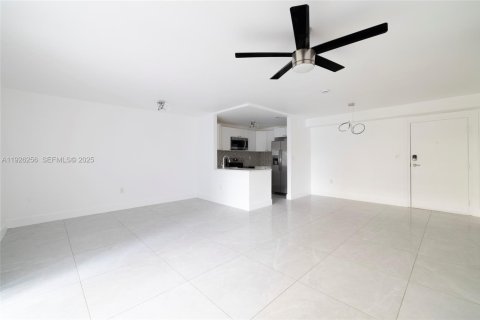 Condo in Miami, Florida, 1 bedroom  № 1989653 - photo 5