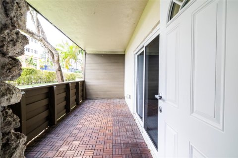 Condo in Miami, Florida, 1 bedroom  № 1989653 - photo 19