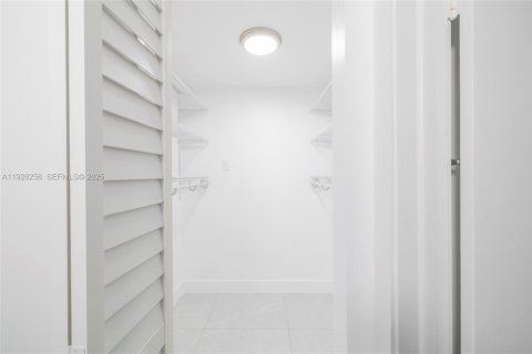 Condo in Miami, Florida, 1 bedroom  № 1989653 - photo 15