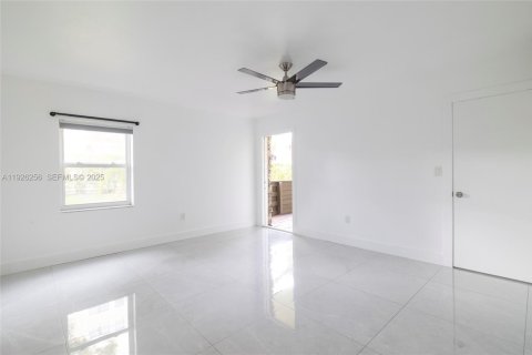 Condo in Miami, Florida, 1 bedroom  № 1989653 - photo 13