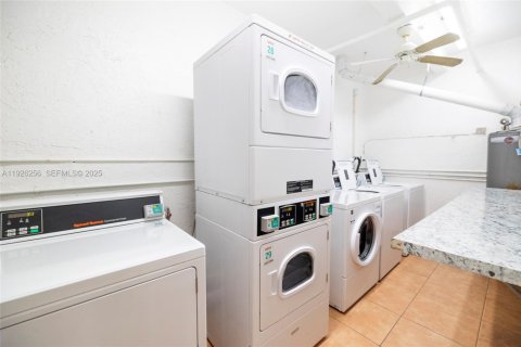 Condo in Miami, Florida, 1 bedroom  № 1989653 - photo 26