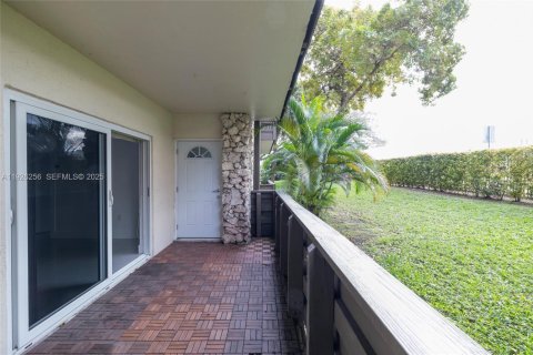 Condo in Miami, Florida, 1 bedroom  № 1989653 - photo 21