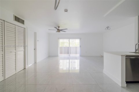 Condo in Miami, Florida, 1 bedroom  № 1989653 - photo 3