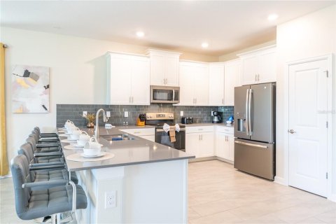 House in Davenport, Florida 8 bedrooms, 363.71 sq.m. № 2201166 - photo 6