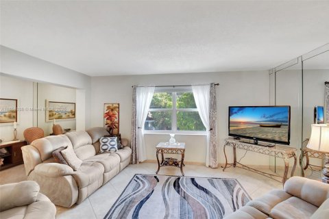 Купить кондоминиум в Халландейл-Бич, Флорида 2 спальни, 77.67м2, № 1962811 - фото 10