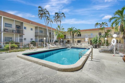 Купить кондоминиум в Халландейл-Бич, Флорида 2 спальни, 77.67м2, № 1962811 - фото 1