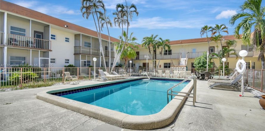 Кондоминиум с 2 спальнями в Халландейл-Бич, Флорида № 1962811