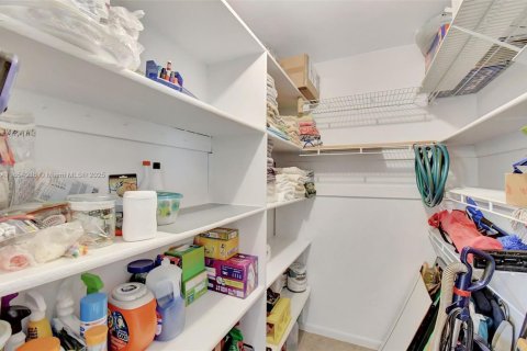 Купить кондоминиум в Халландейл-Бич, Флорида 2 спальни, 77.67м2, № 1962811 - фото 16