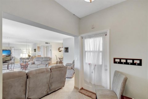 Купить кондоминиум в Халландейл-Бич, Флорида 2 спальни, 77.67м2, № 1962811 - фото 14