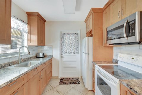 Купить кондоминиум в Халландейл-Бич, Флорида 2 спальни, 77.67м2, № 1962811 - фото 3