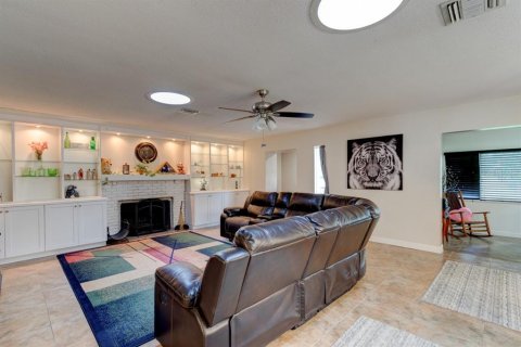 House in New Smyrna Beach, Florida 3 bedrooms, 182.27 sq.m. № 2207401 - photo 20