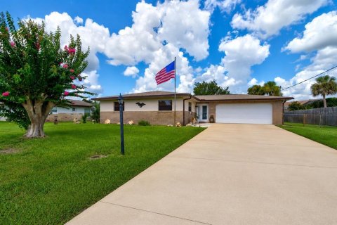 House in New Smyrna Beach, Florida 3 bedrooms, 182.27 sq.m. № 2207401 - photo 2