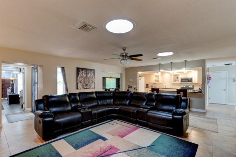 House in New Smyrna Beach, Florida 3 bedrooms, 182.27 sq.m. № 2207401 - photo 9