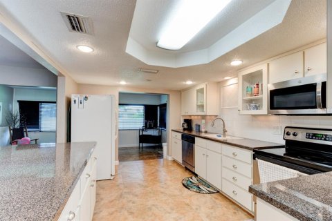 House in New Smyrna Beach, Florida 3 bedrooms, 182.27 sq.m. № 2207401 - photo 6