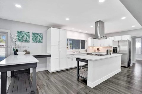 Villa ou maison à vendre à Hollywood, Floride: 6 chambres, 283.82 m2 № 1971302 - photo 3