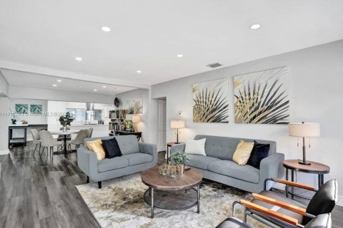 Villa ou maison à vendre à Hollywood, Floride: 6 chambres, 283.82 m2 № 1971302 - photo 1