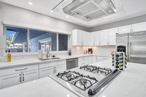 Villa ou maison à vendre à Hollywood, Floride: 6 chambres, 283.82 m2 № 1971302 - photo 20