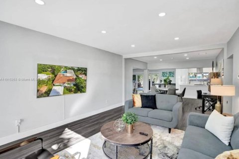 Villa ou maison à vendre à Hollywood, Floride: 6 chambres, 283.82 m2 № 1971302 - photo 15