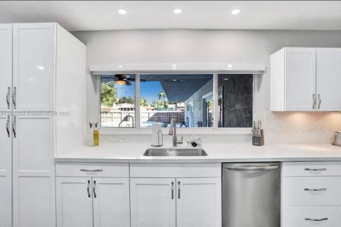 Villa ou maison à vendre à Hollywood, Floride: 6 chambres, 283.82 m2 № 1971302 - photo 23