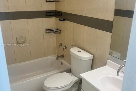 House in Miami Gardens, Florida 5 bedrooms, 173.73 sq.m. № 1976469 - photo 3