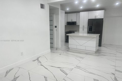 House in Miami Gardens, Florida 5 bedrooms, 173.73 sq.m. № 1976469 - photo 4