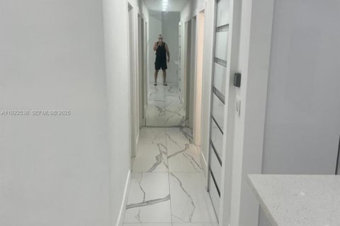 House in Miami Gardens, Florida 5 bedrooms, 173.73 sq.m. № 1976469 - photo 8