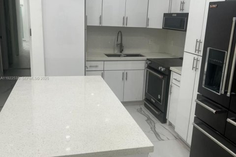 House in Miami Gardens, Florida 5 bedrooms, 173.73 sq.m. № 1976469 - photo 9