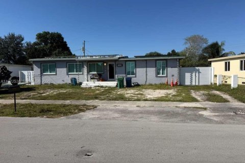 House in Miami Gardens, Florida 5 bedrooms, 173.73 sq.m. № 1976469 - photo 1