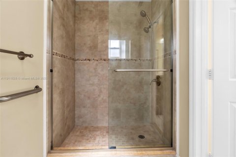 Casa en venta en Miami, Florida, 4 dormitorios, 192.77 m2 № 1967524 - foto 26