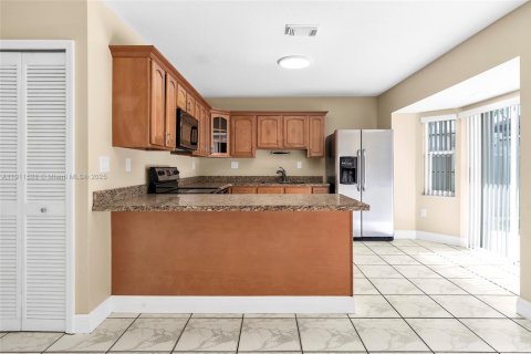 Casa en venta en Miami, Florida, 4 dormitorios, 192.77 m2 № 1967524 - foto 11