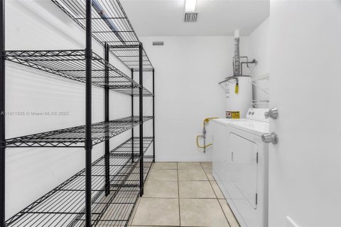 Casa en venta en Miami, Florida, 4 dormitorios, 192.77 m2 № 1967524 - foto 9