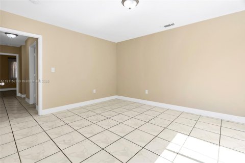 Casa en venta en Miami, Florida, 4 dormitorios, 192.77 m2 № 1967524 - foto 27