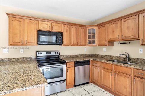 Casa en venta en Miami, Florida, 4 dormitorios, 192.77 m2 № 1967524 - foto 14