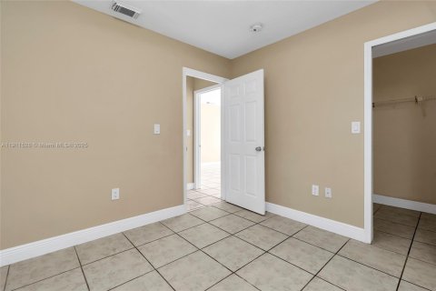 Casa en venta en Miami, Florida, 4 dormitorios, 192.77 m2 № 1967524 - foto 22