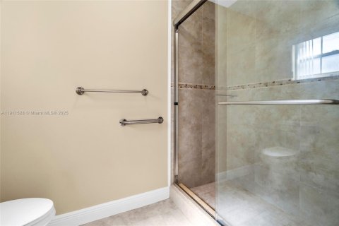 Casa en venta en Miami, Florida, 4 dormitorios, 192.77 m2 № 1967524 - foto 25