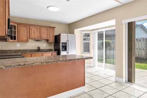 Casa en venta en Miami, Florida, 4 dormitorios, 192.77 m2 № 1967524 - foto 12