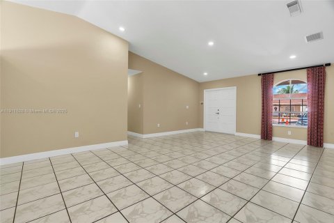 Casa en venta en Miami, Florida, 4 dormitorios, 192.77 m2 № 1967524 - foto 5