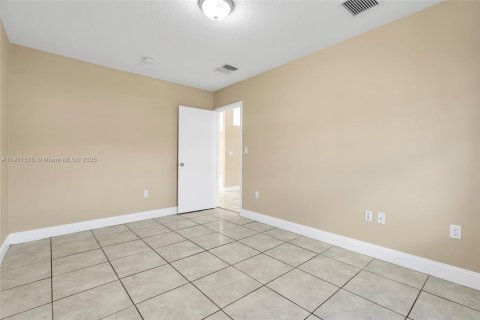 Casa en venta en Miami, Florida, 4 dormitorios, 192.77 m2 № 1967524 - foto 8