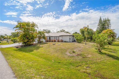 Villa ou maison à vendre à Port Charlotte, Floride: 6 chambres, 273.23 m2 № 2212181 - photo 3