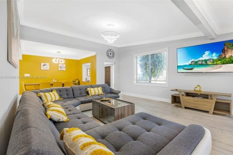 Casa en alquiler en Lauderdale-by-the-Sea, Florida, 4 dormitorios, 200.95 m2 № 1969609 - foto 2