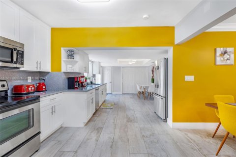 Casa en alquiler en Lauderdale-by-the-Sea, Florida, 4 dormitorios, 200.95 m2 № 1969609 - foto 13