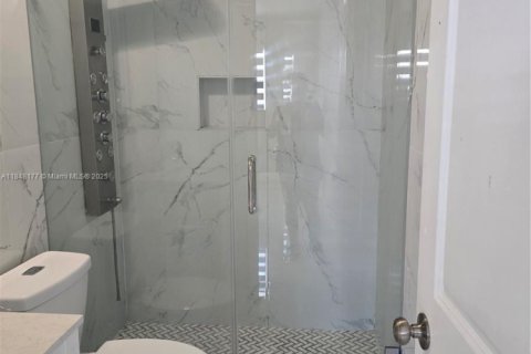 House in Hialeah Gardens, Florida 3 bedrooms, 104.98 sq.m. № 1850519 - photo 8