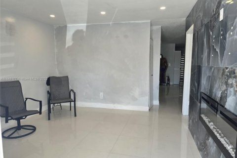 House in Hialeah Gardens, Florida 3 bedrooms, 104.98 sq.m. № 1850519 - photo 3
