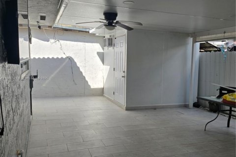 House in Hialeah Gardens, Florida 3 bedrooms, 104.98 sq.m. № 1850519 - photo 11