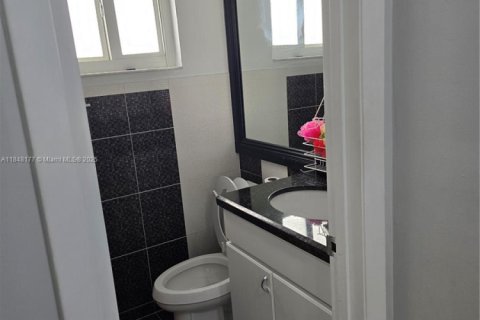 House in Hialeah Gardens, Florida 3 bedrooms, 104.98 sq.m. № 1850519 - photo 7