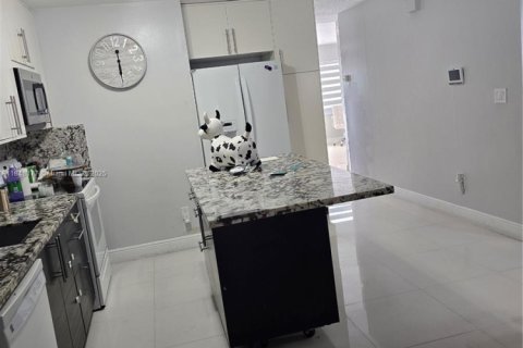 House in Hialeah Gardens, Florida 3 bedrooms, 104.98 sq.m. № 1850519 - photo 6