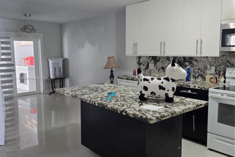 House in Hialeah Gardens, Florida 3 bedrooms, 104.98 sq.m. № 1850519 - photo 5