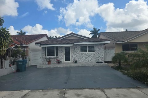 House in Hialeah Gardens, Florida 3 bedrooms, 104.98 sq.m. № 1850519 - photo 1