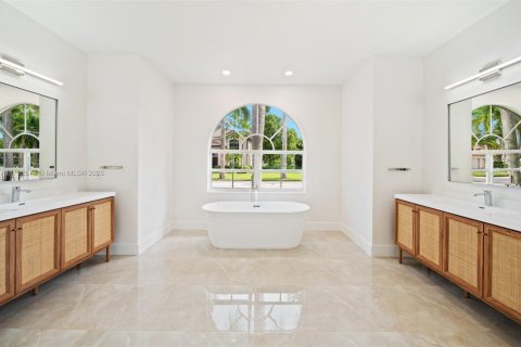 House in Weston, Florida 4 bedrooms, 252.32 sq.m. № 1699086 - photo 17